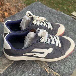 Fits true to size Padded tongue and collar for optimal comfort Lace up Perforate